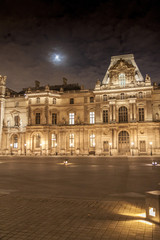 Fototapeta premium Musée du louvre de nuit