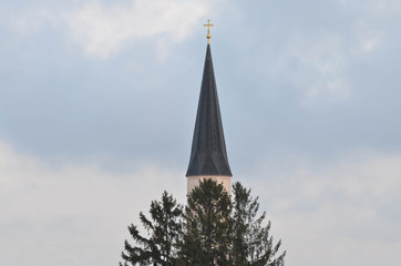 Kirchturmspitze mit Himmel in Bayern