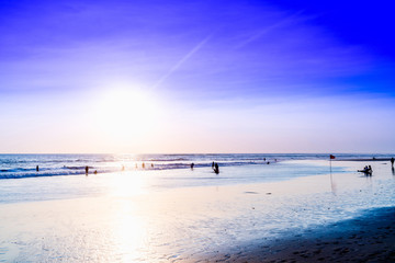 Obraz premium Beach in sunset with people