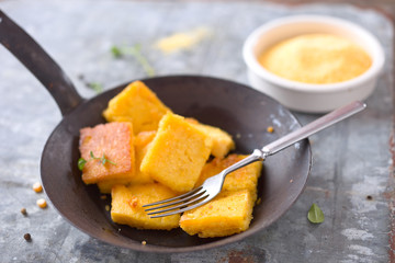 Gebratene Polenta- Stücke