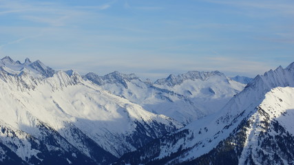 Wunderschöne weiße Gipfel der Alpen