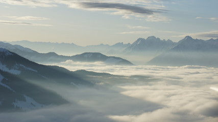 Fototapeta na wymiar Hochnebel und Wolken in den Alpen in Österreich