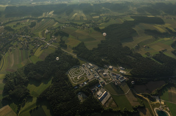 Fototapeta premium ballonfahrt in der gruenen landschaft
