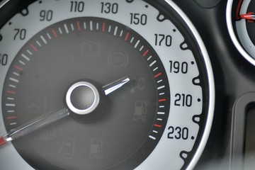 Compteur de vitesse d'une voiture