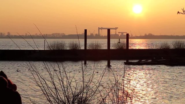 Spaziergang am Flus Elbe  im Sonnenuntergang im Winter, full HD 1080p Video Footage