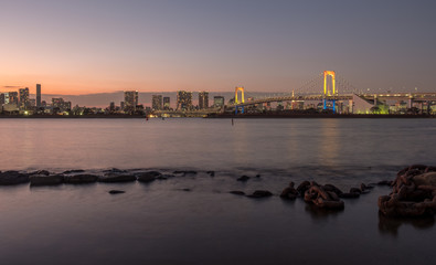 Obraz premium Rainbow bridge Tokyo Japan, viewed from Odaiba