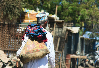 starzec w miejscowości Mundra © bartuchna