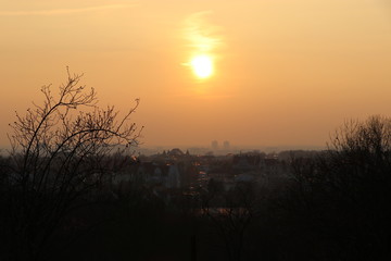 Goldene Sonne über der Stadt