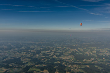 Fototapeta na wymiar bunte ballone am himmel