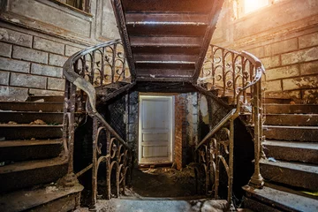 Foto op Canvas Roestige ijzeren vintage trappen met klinknagels in het oude verlaten herenhuis © Mulderphoto