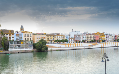 Rio Guadalquivir a su paso por la ciudad de Sevilla, Andalucia España