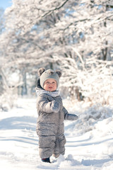 Fototapeta na wymiar child in the forest in the snow