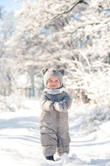 Fototapeta na wymiar child in the forest in the snow