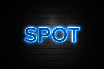 Obraz premium Spot neon Sign on brickwall