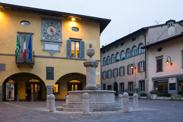 Gandino, fontana di Piazza Vittorio Veneto alla sera