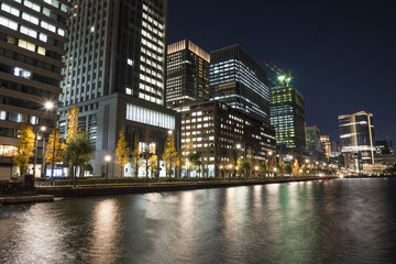 Obraz premium 東京丸の内オフィス街の夜景