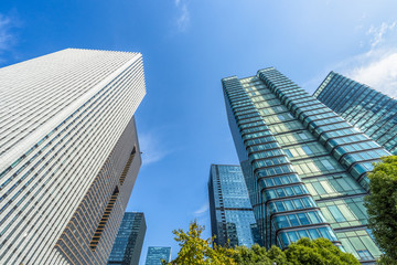 Obraz premium Modern office building against blue sky.