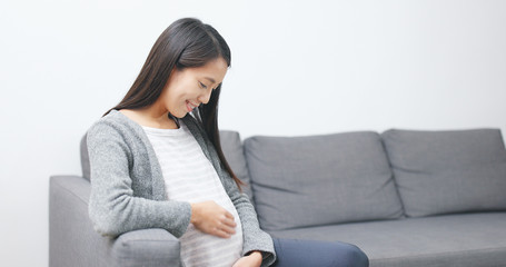 Obraz premium Asian pregnant woman at home