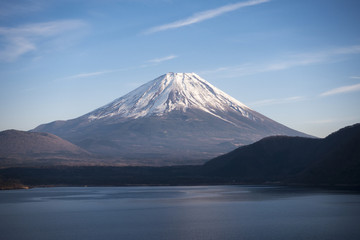 本栖湖より望む富士山