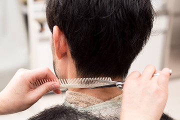 男性のヘアカット