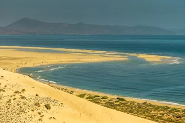 Foto auf Acrylglas Strand Sotavento, Fuerteventura, Kanarische Inseln Großer Strand mit gelbem Sand und blauem Wasser auf Fuerteventura Risco del Paso