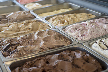 diverse sorten speiseeis in einer Kühltruhe für den Kunden sichtbar gemacht