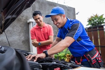 Fototapeta na wymiar techinician help customer fixing his car