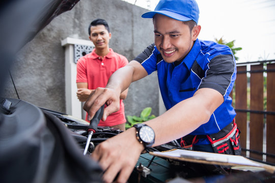 techinician help customer fixing his car