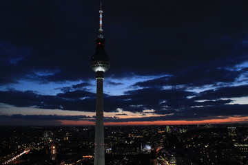 Winterlicher Abendhimmel &uuml;ber Berlin