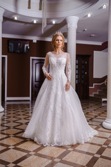 Obraz premium Beautiful bride in wedding dress interior