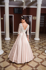 Obraz premium Beautiful bride in wedding dress interior