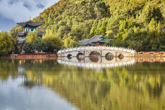 Fototapeta Suocui Bridge in the Jade Spring Park in Lijiang Old Town, China. 