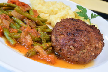 Boulette mit Bohnen