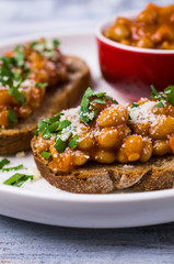 Open sandwich with beans and vegetables