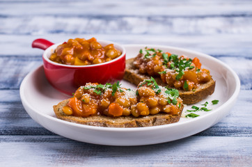 Open sandwich with beans and vegetables