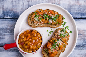 Open sandwich with beans and vegetables
