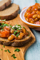 Open sandwich with beans and vegetables