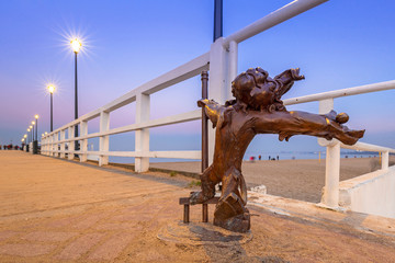 Obraz premium Lion, symbol od Gdansk city on the Baltic sea pier in Brzezno, Poland