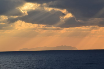sonnenuntergang über dem Meer, Sonnenstrahlen zwischen den Wolken