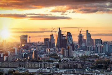 Gordijnen Sonnenuntergang hinter der City of London, Finanzzentrum und sitz der Börse und Banken © moofushi