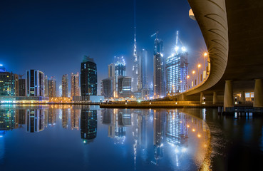 Obraz premium Blick über den Dubai Creek auf das Zentrum von Dubai bei Nacht