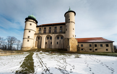 Renesansowy zamek w Nowym Wiśniczu W zimowej scenerii