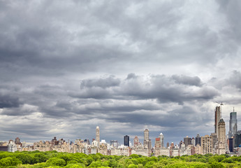 Fototapeta na wymiar Stormy sky over the Central Park and Manhattan skyline, New York, USA.