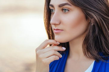 Fototapeta premium The beautiful girl stands in the center of town