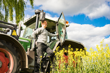 Agrarwende - Junglandwirt auf seinem Traktor mit Blick auf eine unsichere Zukunft © Countrypixel