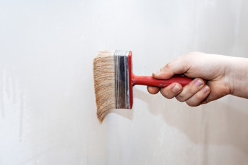 Priming of the wall with a brush