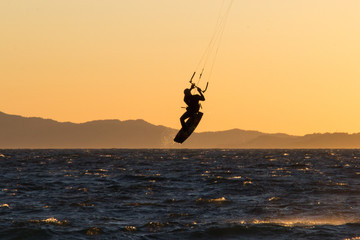 saut en kit surf au soleil couchant