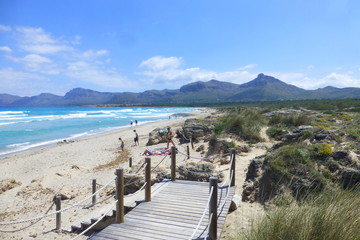 Son Serra de Marina, zona costera y playa cercana a Can Picafort en Mallorca, Islas Baleares, Espa&ntilde;a con una vista panor&aacute;mica que abarca del Cap de Farrutx (Art&agrave;) hasta Alcudia.
