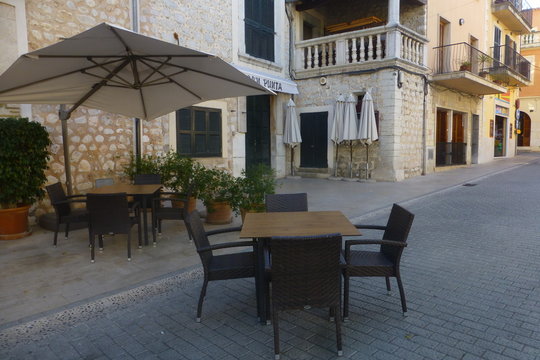 Alar&oacute;,localidad de Mallorca, en las Islas Baleares. Limita con los municipios de Consell, Binisalem, Lloseta, Mancor del Valle, Escorca, Bu&ntilde;ola y Santa Mar&iacute;a del Camino