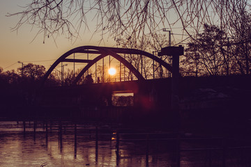 Fototapeta na wymiar Silhouette von Brücke im Sonnenaufgang
